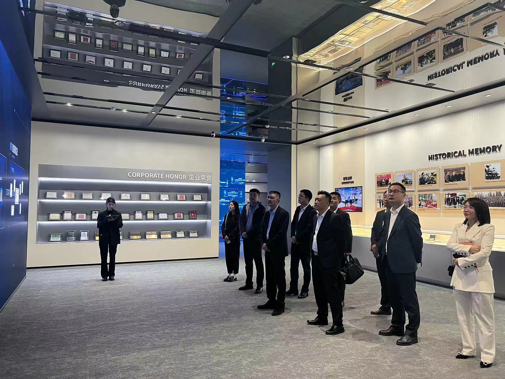 鲲鹏控股集团赴中国联合公司进行深度交流,共谋行业新篇章